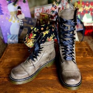 Doc Martens "cousin"